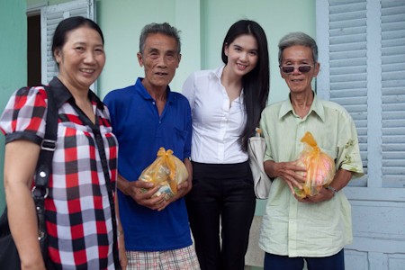 Ngọc Trinh tích cực đi làm từ thiện để "át" dư luận không hay ho về cô. Xem thêm: Mắt xanh, môi đỏ - Ngọc Trinh bất ngờ hóa búp bê Tây